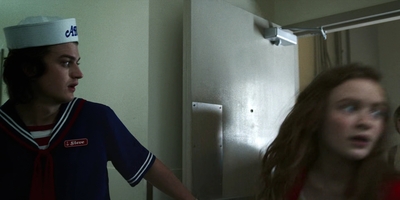 Stranger_Things_S03E01_mp44196.jpg
