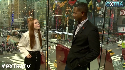 2017-12-02_-_extratv_-_Stranger_Things_S02_Interview_mp44898.jpg