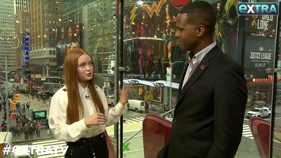 2017-12-02_-_extratv_-_Stranger_Things_S02_Interview_mp44904.jpg