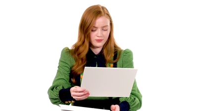 2019-07-29_-_Netlix_-_Sadie_Sink_Gives_Break_Up_Advice_mp46072.jpg