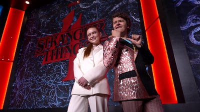 2022-05-14_-_Stranger_Things_Season_4_Premiere_NEW_3_mp44452.jpg