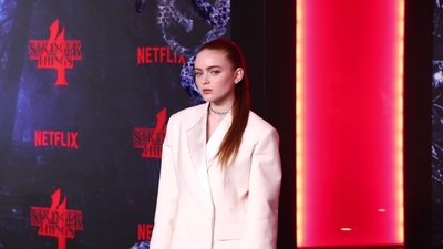 2022-05-14_-_Stranger_Things_Season_4_Premiere_NEW_6_mp44531.jpg