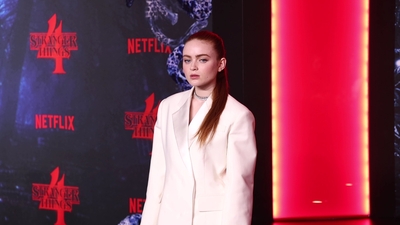 2022-05-14_-_Stranger_Things_Season_4_Premiere_NEW_6_mp44532.jpg