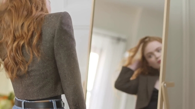 2022-05-26_-_Vogue_Magazine_-_7_Days_7_Looks_long_video_mp41687.jpg
