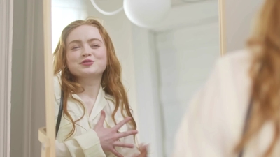 2022-05-26_-_Vogue_Magazine_-_7_Days_7_Looks_long_video_mp41903.jpg