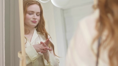2022-05-26_-_Vogue_Magazine_-_7_Days_7_Looks_long_video_mp41909.jpg