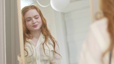 2022-05-26_-_Vogue_Magazine_-_7_Days_7_Looks_long_video_mp41913.jpg