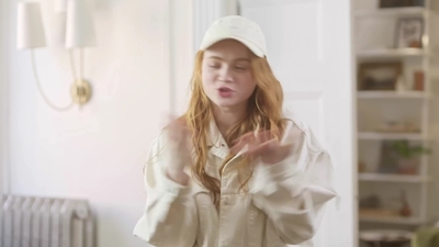 2022-05-26_-_Vogue_Magazine_-_7_Days_7_Looks_long_video_mp42020.jpg