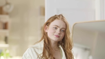 2022-05-26_-_Vogue_Magazine_-_7_Days_7_Looks_long_video_mp42031.jpg