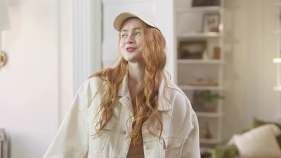 2022-05-26_-_Vogue_Magazine_-_7_Days_7_Looks_long_video_mp42061.jpg