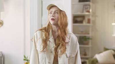 2022-05-26_-_Vogue_Magazine_-_7_Days_7_Looks_long_video_mp42065.jpg