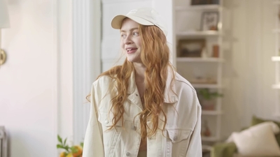 2022-05-26_-_Vogue_Magazine_-_7_Days_7_Looks_long_video_mp42066.jpg