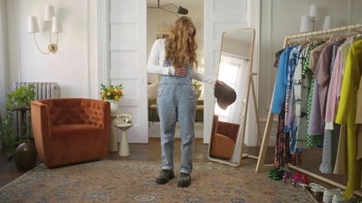 2022-05-26_-_Vogue_Magazine_-_7_Days_7_Looks_long_video_mp42091.jpg