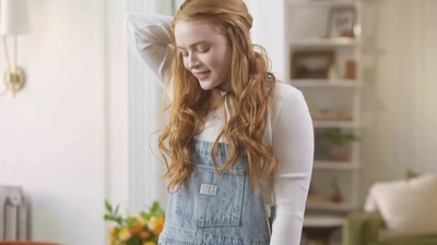 2022-05-26_-_Vogue_Magazine_-_7_Days_7_Looks_long_video_mp42104.jpg