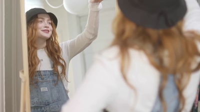 2022-05-26_-_Vogue_Magazine_-_7_Days_7_Looks_long_video_mp42182.jpg