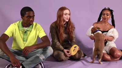 2022-05-27_-_BuzzFeed_Celeb_-_The_Cast_of_Stranger_Things_Plays_With_Puppies_mp42800.jpg