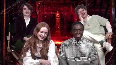 2022-05-27_-_MTV_News_-_Stranger_Things_Cast_on_Their_Favorite_S4_BTS_Moments_mp43466.jpg