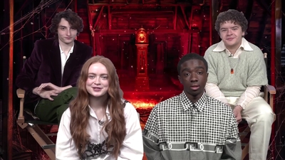 2022-05-27_-_MTV_News_-_Stranger_Things_Cast_on_Their_Favorite_S4_BTS_Moments_mp43468.jpg