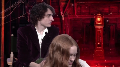2022-05-27_-_MTV_News_-_Stranger_Things_Cast_on_Their_Favorite_S4_BTS_Moments_mp43513.jpg