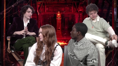 2022-05-27_-_MTV_News_-_Stranger_Things_Cast_on_Their_Favorite_S4_BTS_Moments_mp43536.jpg