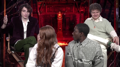 2022-05-27_-_MTV_News_-_Stranger_Things_Cast_on_Their_Favorite_S4_BTS_Moments_mp43563.jpg