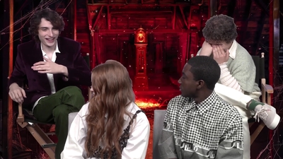 2022-05-27_-_MTV_News_-_Stranger_Things_Cast_on_Their_Favorite_S4_BTS_Moments_mp43571.jpg