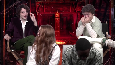 2022-05-27_-_MTV_News_-_Stranger_Things_Cast_on_Their_Favorite_S4_BTS_Moments_mp43589.jpg