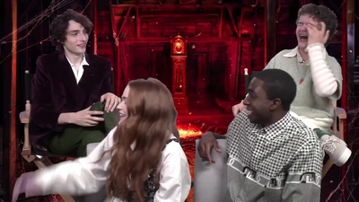2022-05-27_-_MTV_News_-_Stranger_Things_Cast_on_Their_Favorite_S4_BTS_Moments_mp43615.jpg