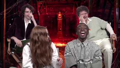 2022-05-27_-_MTV_News_-_Stranger_Things_Cast_on_Their_Favorite_S4_BTS_Moments_mp43658.jpg