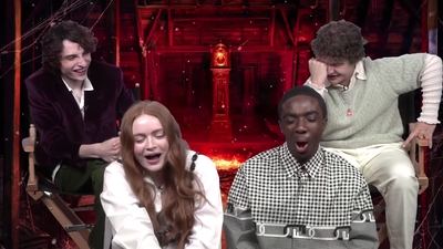 2022-05-27_-_MTV_News_-_Stranger_Things_Cast_on_Their_Favorite_S4_BTS_Moments_mp43664.jpg
