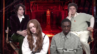 2022-05-27_-_MTV_News_-_Stranger_Things_Cast_on_Their_Favorite_S4_BTS_Moments_mp43728.jpg