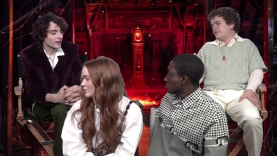 2022-05-27_-_MTV_News_-_Stranger_Things_Cast_on_Their_Favorite_S4_BTS_Moments_mp43742.jpg