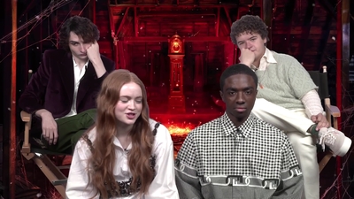 2022-05-27_-_MTV_News_-_Stranger_Things_Cast_on_Their_Favorite_S4_BTS_Moments_mp43780.jpg