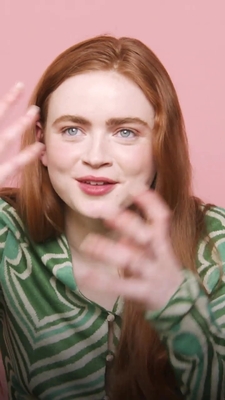 2022-06_-_Glamour_UK_BTS_video_2_mp40362.jpg