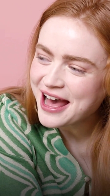 2022-06_-_Glamour_UK_BTS_video_2_mp40555.jpg