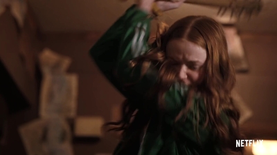 2022-06-02_-_Interview_from_the_Hair_Chair_Sadie_Sink_mp48079.jpg