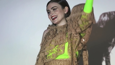 2022-06-15_-_WhoWhatWear_Shoot_Interview_mp42142.jpg