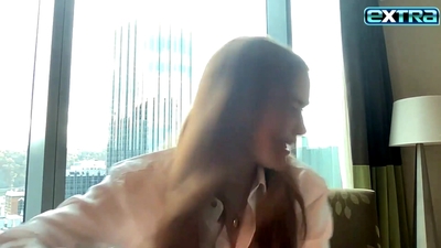 2022-11-03_-_extratv_-_Dear_Zoe_Interview_mp46734.jpg
