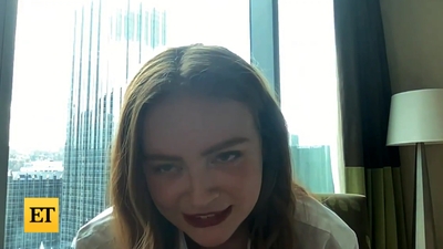 2022-11-05_-_Entertainment_Tonight_-_Dear_Zoe_Interview_mp47045.jpg