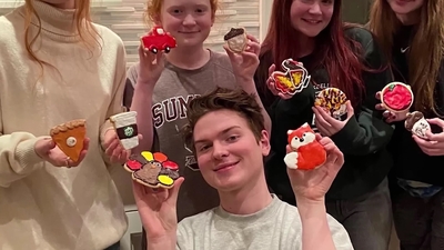 2022-12-22_-_Eli_s_Extras_-_Taylor_Swift_Music_Video_and_Holiday_Cookie_Bake_Off_mp42298.jpg
