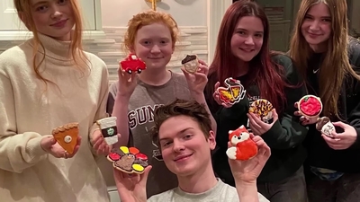2022-12-22_-_Eli_s_Extras_-_Taylor_Swift_Music_Video_and_Holiday_Cookie_Bake_Off_mp42299.jpg