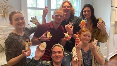 2022-12-22_-_Eli_s_Extras_-_Taylor_Swift_Music_Video_and_Holiday_Cookie_Bake_Off_mp42301.jpg