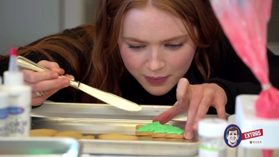 2022-12-22_-_Eli_s_Extras_-_Taylor_Swift_Music_Video_and_Holiday_Cookie_Bake_Off_mp42346.jpg
