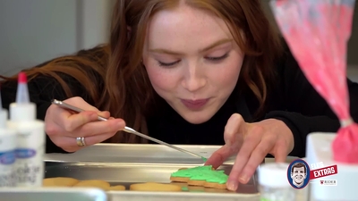 2022-12-22_-_Eli_s_Extras_-_Taylor_Swift_Music_Video_and_Holiday_Cookie_Bake_Off_mp42347.jpg