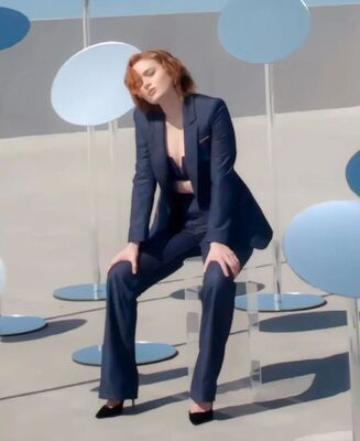 sadie-sink-armani-designer-glow-2024-2.jpg